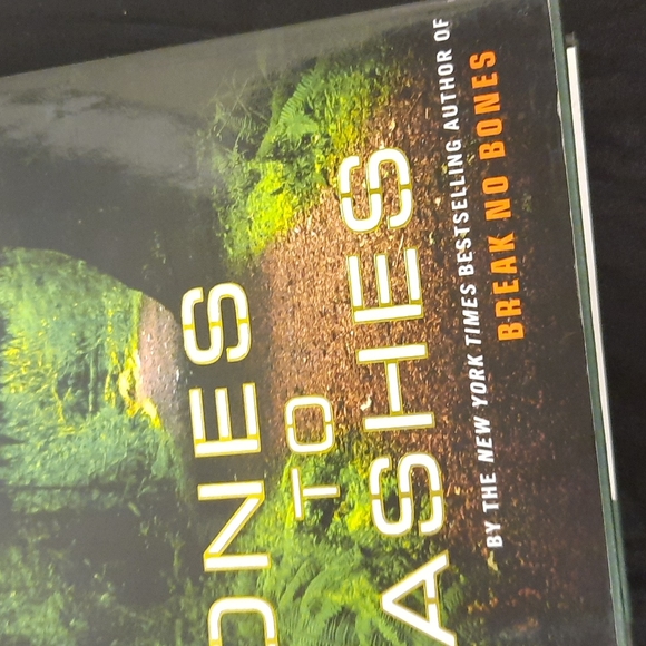 Bones to ashes by Kathy Reichs new york times best seller - Picture 2 of 4